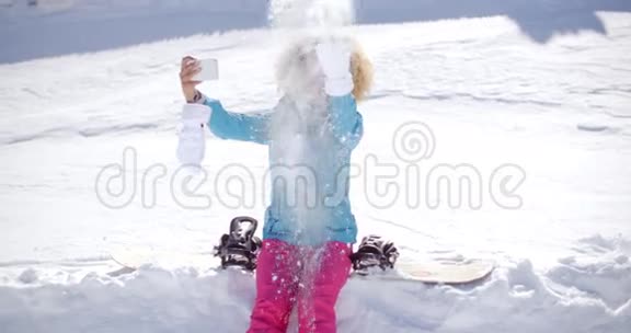 一个在雪地里摆着自拍的花花公子女人视频的预览图