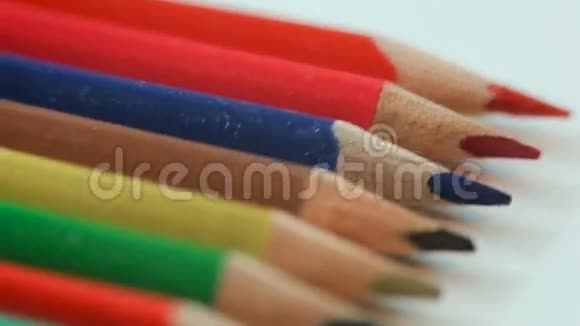 白色桌子上的彩色铅笔视频的预览图