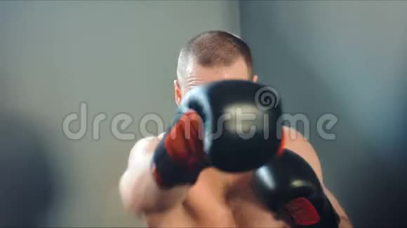 拳击运动中的男青年运动员训练视频的预览图
