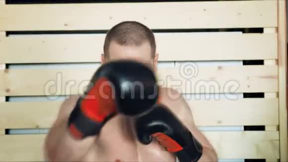 拳击运动中的男青年运动员训练视频的预览图