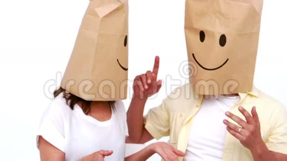 一对夫妇头上戴着硬纸包视频的预览图