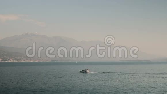 白色游艇沿着大海驶向城市视频的预览图