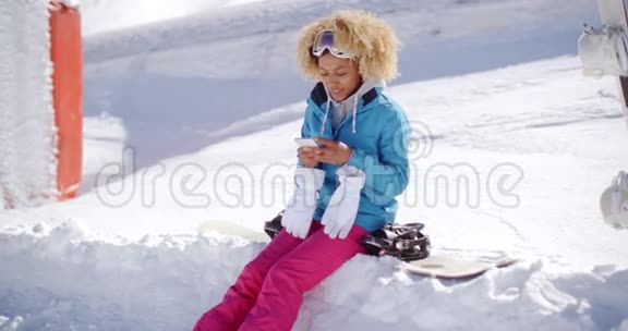 坐在雪地上发短信的女人视频的预览图