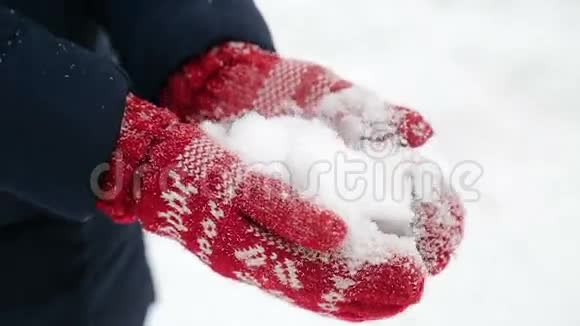 穿着红手套的女孩摇雪视频的预览图