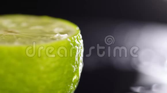 宏观射击柑桔上的水珠大范围拍摄柑橘青汁青柠视频的预览图