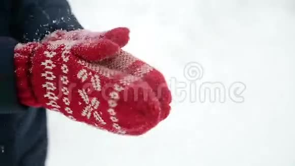 穿着红手套的女孩摇雪视频的预览图