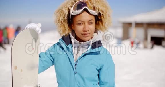 漂亮时髦的年轻女人带着她的滑雪板视频的预览图