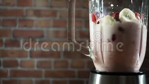 厨房里放着香蕉草莓牛奶冰沙慢动作视频的预览图