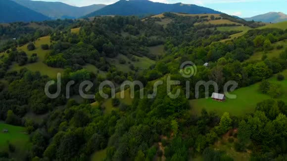 飞越农村和森林的精彩视频无人机视频的预览图