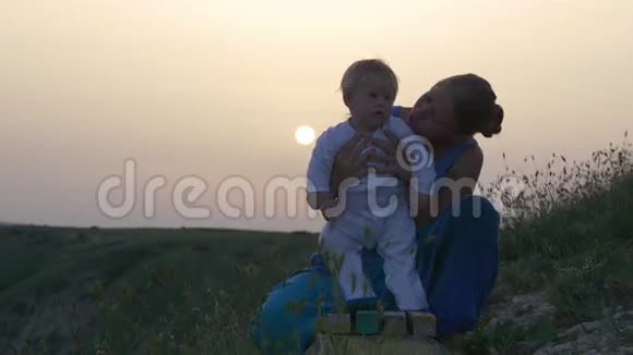 日落时带着孩子的妈妈视频的预览图