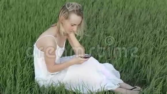 公园里躺着的女士信息智能手机手机户外视频的预览图