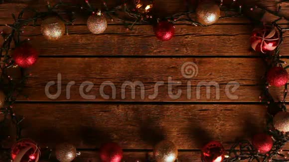 带球和灯的圣诞装饰框架视频的预览图