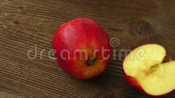 两个成熟的苹果放在深色的旧木桌上乡村风格视频的预览图