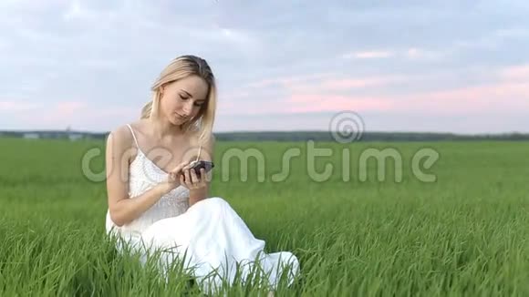 公园里躺着的女士信息智能手机手机户外视频的预览图