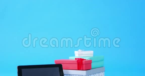 蓝底信用卡礼品盒一次性咖啡杯和数码平板电脑视频的预览图