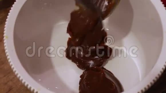 巧克力奶油倒入容器中视频的预览图