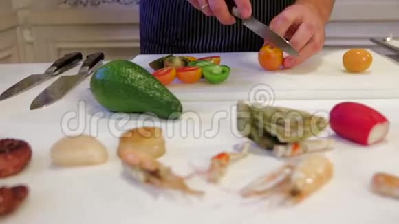 厨师的手准备沙拉新鲜牛油果油炸扇贝凸轮向右移动特写视频的预览图