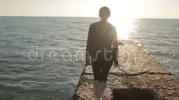 女人站在海边的码头上望着远方视频的预览图