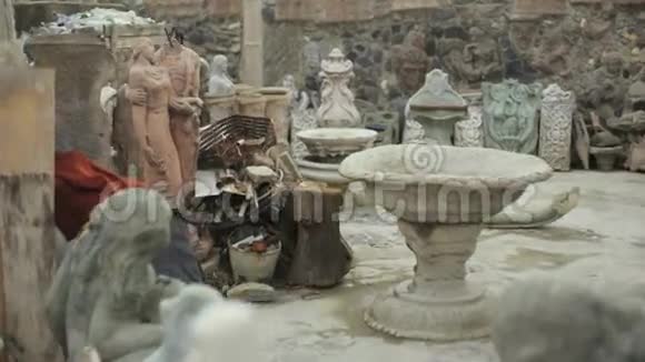 神奇的石膏雕塑车间石膏的脸喷泉花瓶观赏和碎花石膏视频的预览图
