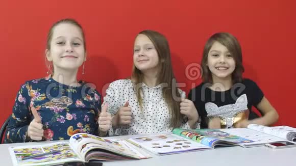 三个女学生竖起大拇指视频的预览图
