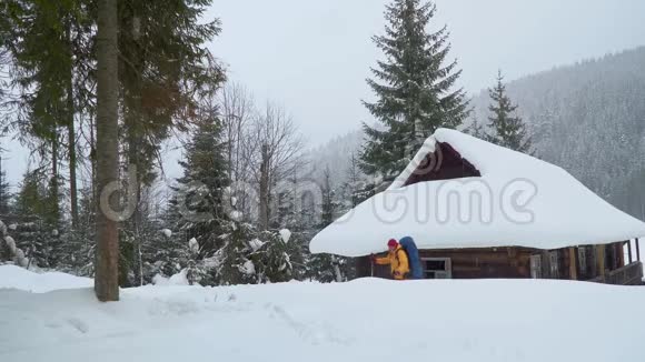 带背包的游客在冬天旅行视频的预览图