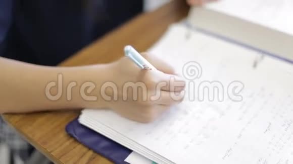 学生在笔记本上写工作视频的预览图