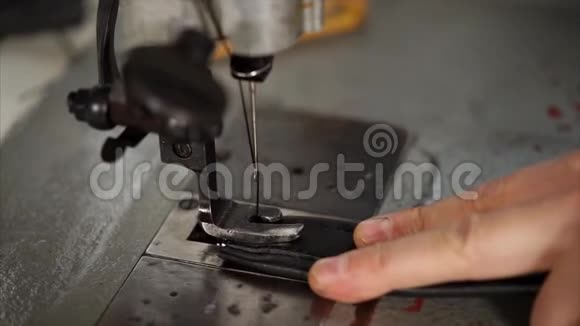 男人正在用皮革做缝纫机视频的预览图