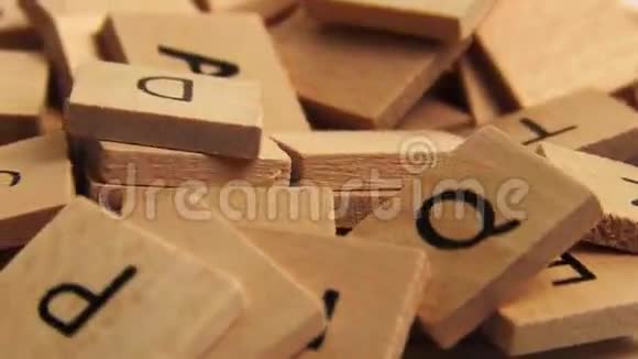 木制字母字母视频的预览图