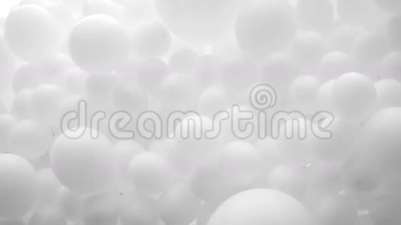 很多白色气球系在一起视频的预览图