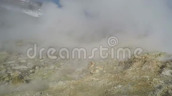 活火山的烟孔活性硫磺喷口视频的预览图