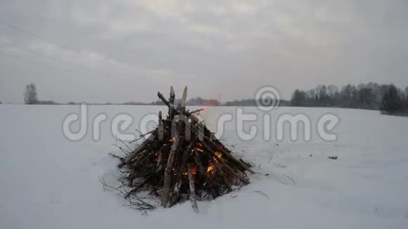 篝火在雪地里燃烧时间流逝视频的预览图
