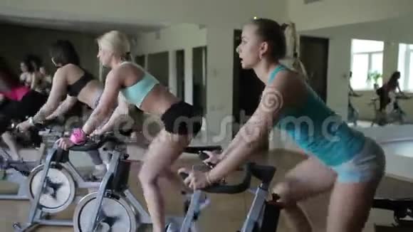 使用运动自行车进行训练的女孩群体视频的预览图