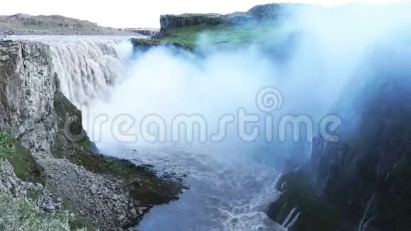 瓦特纳霍卡尔国家公园夏季被发现的瀑布景观视频的预览图