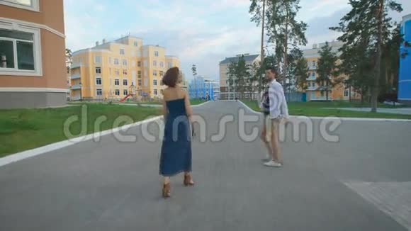 男人和女人漫步在时尚的住宅区视频的预览图