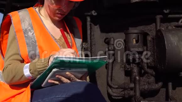 工人检查职业挖掘机的液压系统视频的预览图