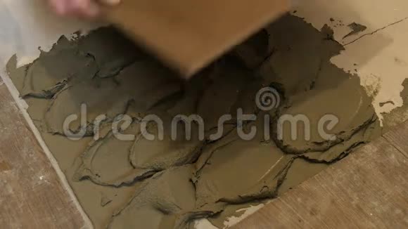 在建筑工程中安装瓷砖地板视频的预览图