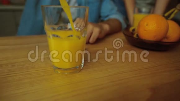 用高速相机将橙汁倒入玻璃拍摄中视频的预览图