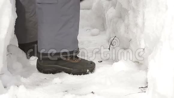 在大雪和雪崩之后一个人用铲子清理路面上的积雪视频的预览图