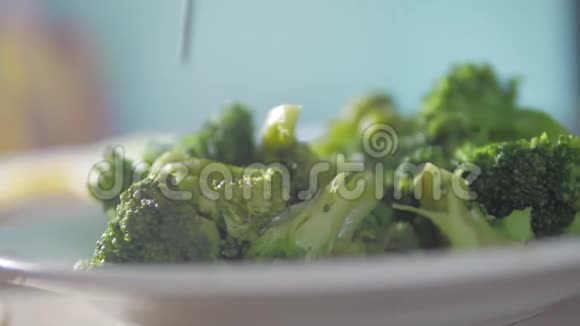 煮熟的西兰花美味的健康食品素食主义食物烟雾生活方式热素食观念慢视频的预览图