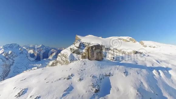 山峰暴露于滑雪场外区视差效应视频的预览图