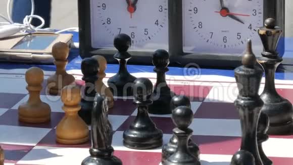 2018年4月21日乌克兰Kamenskoye孩子们在街上下棋街头国际象棋锦标赛室外国际象棋时钟视频的预览图