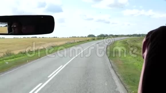 从驾驶舱可以看到乡村公路上的一辆公共汽车慢动作视频的预览图