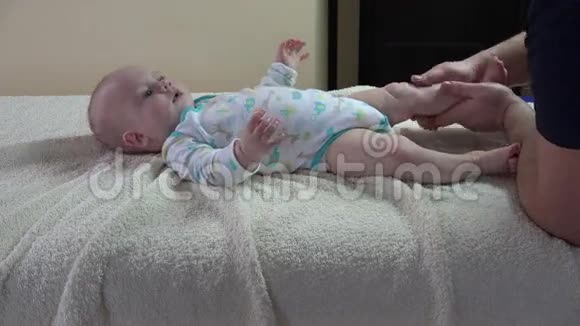 爸爸在家按摩快乐的婴儿宝宝4K视频的预览图
