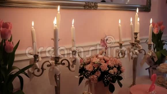 烧蜡烛宴会大厅桌上的花束视频的预览图
