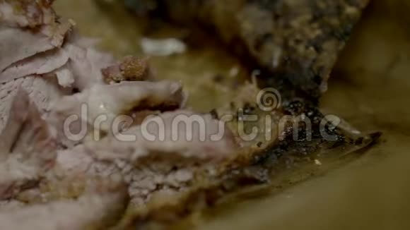脆的烤猪肉肚切片烤猪肉肚4k视频的预览图