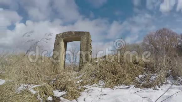 农场谷仓废墟门在冬季建造时间流逝4K视频的预览图