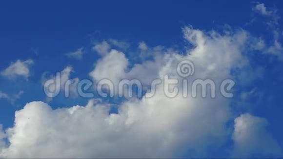 云彩在明亮的蓝天上翻滚视频的预览图
