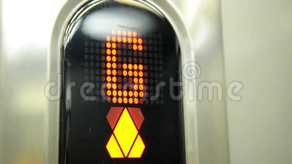 数字显示显示楼层号码电梯上到四楼上电梯视频的预览图