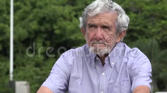 困惑的老年西班牙裔男子视频的预览图