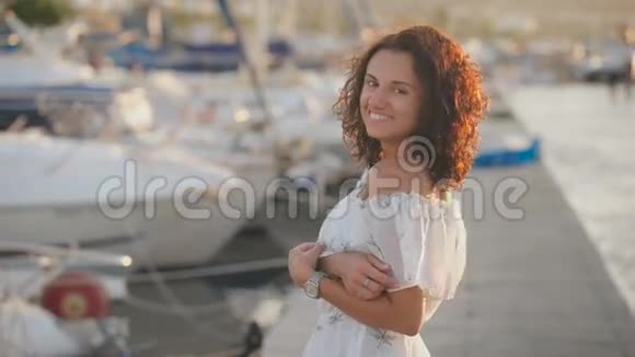 夏日码头上美丽的快乐女人视频的预览图